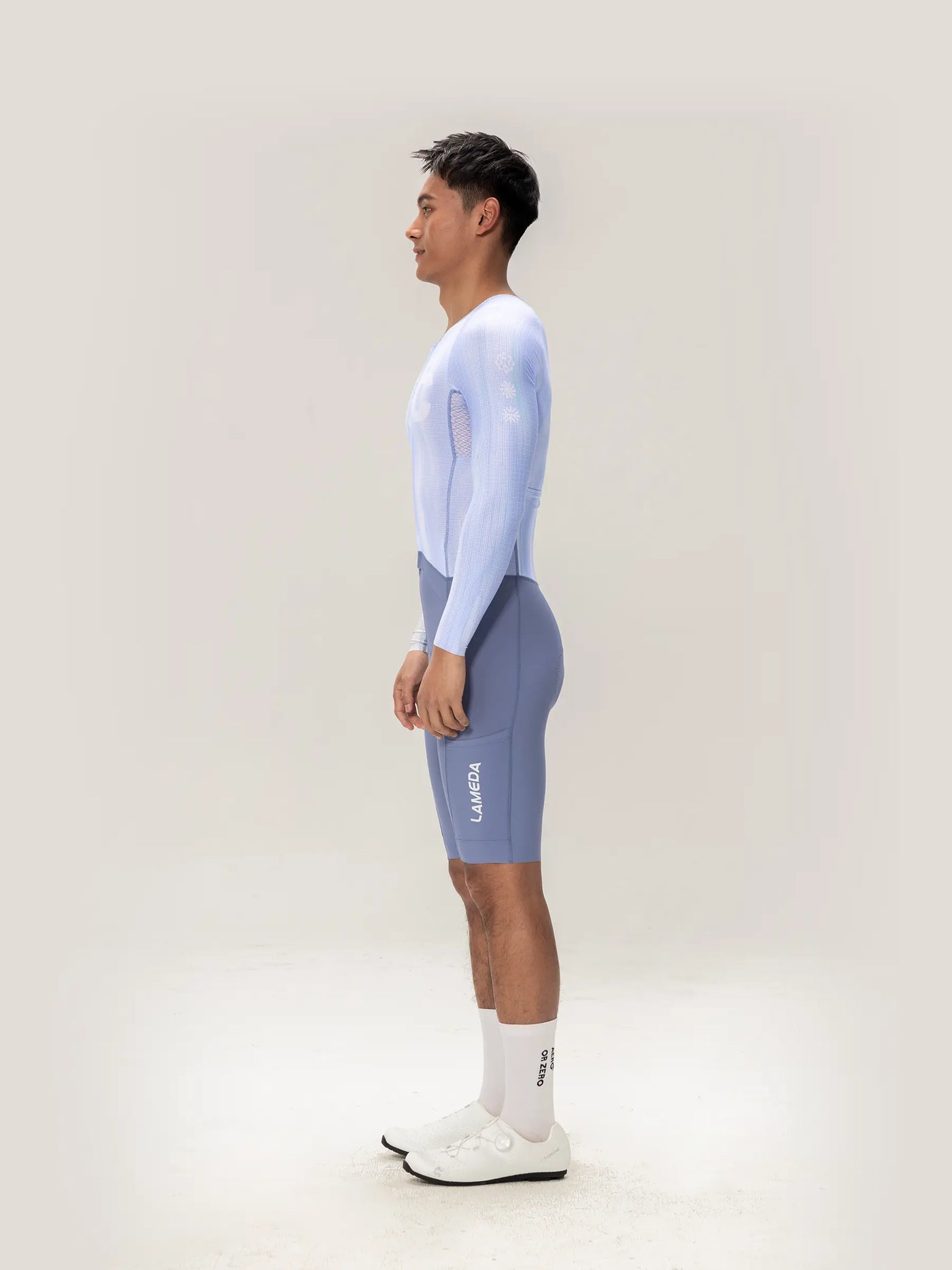 LAMEDA A*C herr skinsuit långa ärmar i islila med ljusblå cykeltröja med nätpaneler och grå shorts