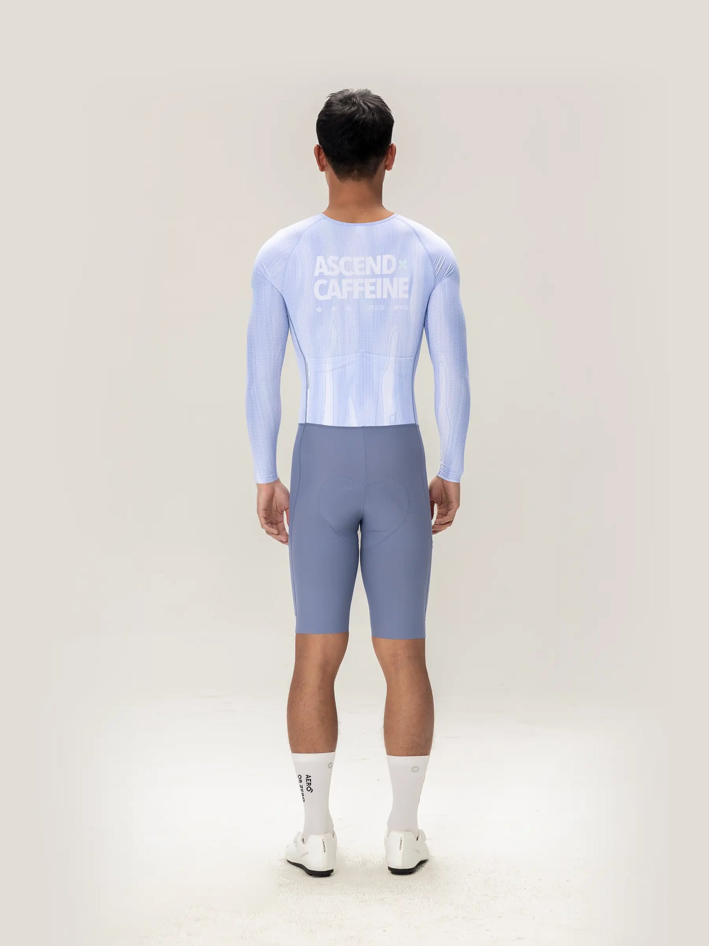 Baksida av ljusblå långärmad cykeltröja med ascend caffeine tryck i LAMEDA a c herr skinsuit islila