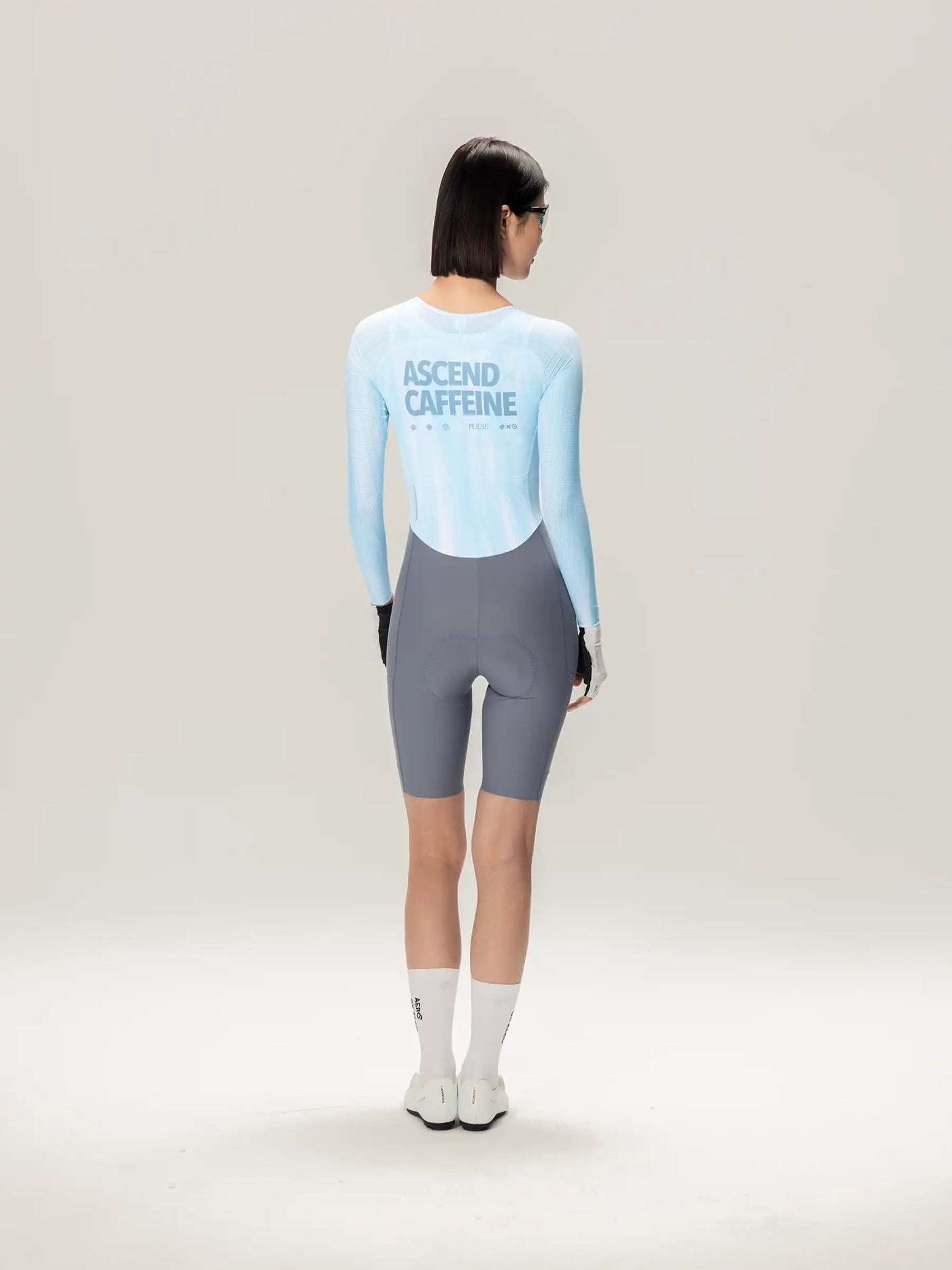 Bakvy av LAMEDA a*c dam långärmad cykelskinsuit i isblå med ascend caffeine tryck
