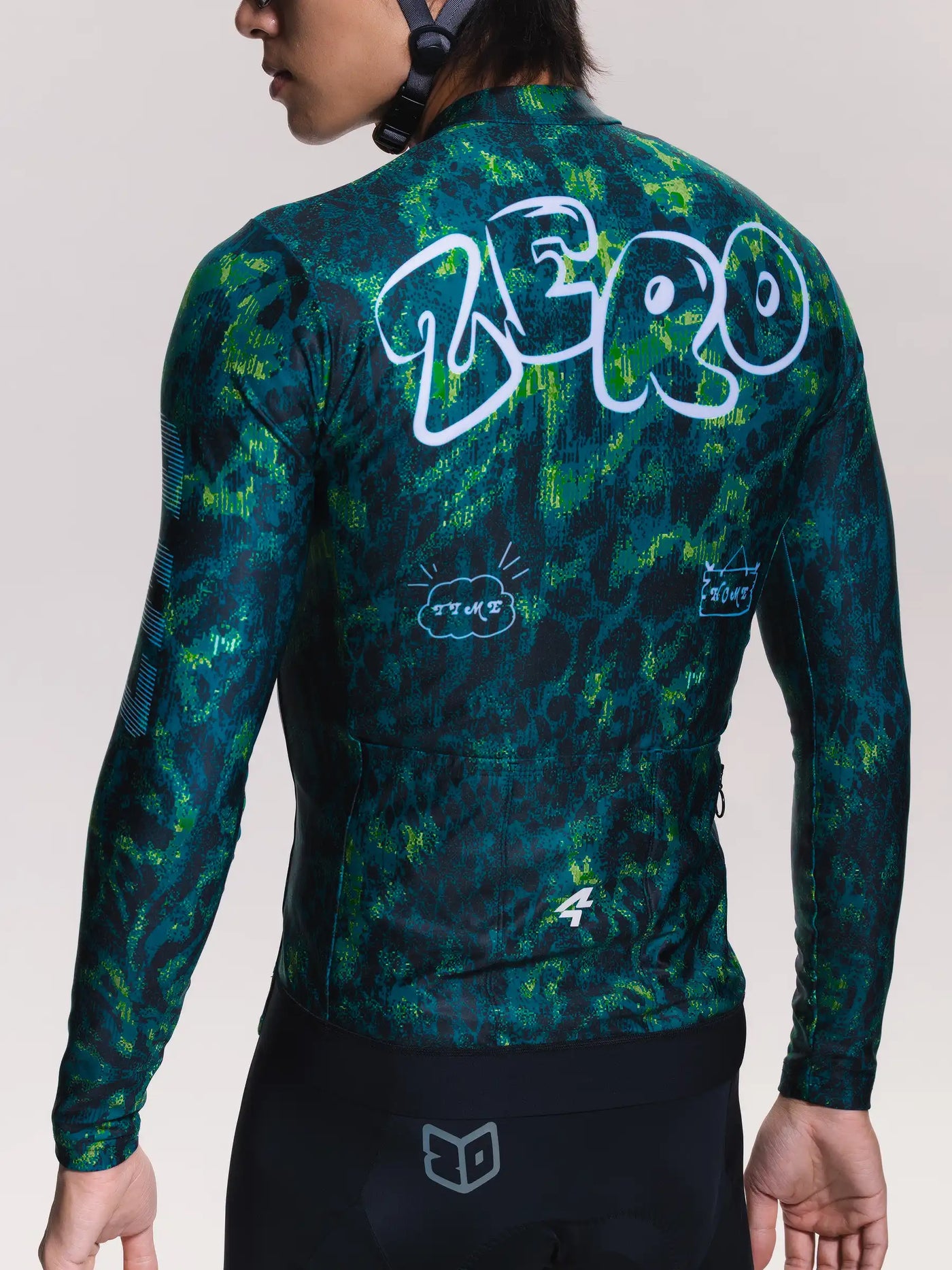 Baksida av unisex fleecefodrad termisk cykeltröja z808 i mörk teal och limegrön kamouflage med vita zero-bokstäver på vattenavvisande tyg