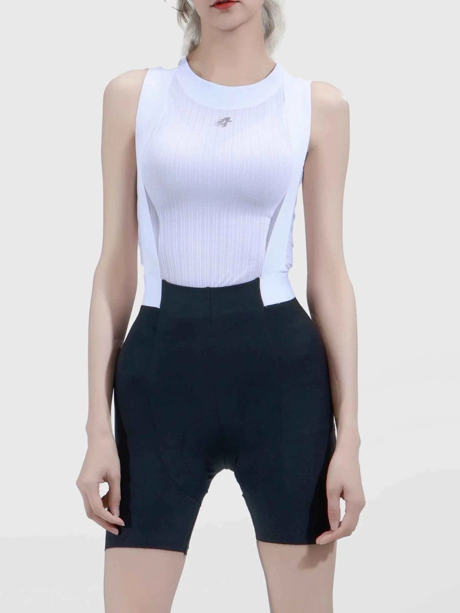 Witte mouwloze geribde sporttop met klein logo gecombineerd met zwarte LAMEDA luminance dames wielrenbibbroek met achterzak