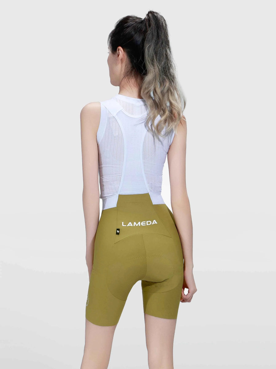 olivgröna cykelbibshorts med vit LAMEDA-märkning på bakfickan från LAMEDA luminance damkollektion