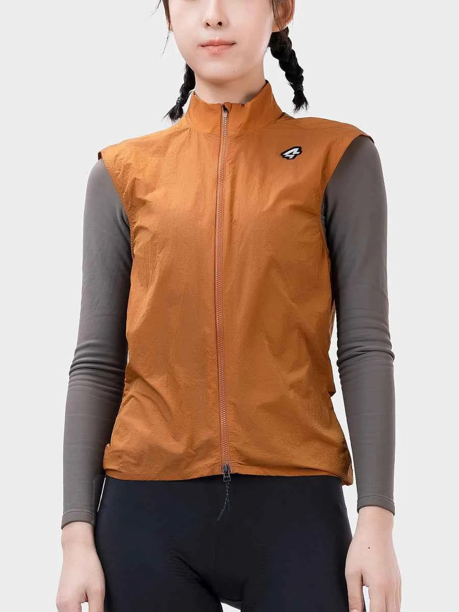 Apelsinfärgad ärmlös med dragkedja maple unisex cyklingväst med litet logo buren över grå långärmad tröja
