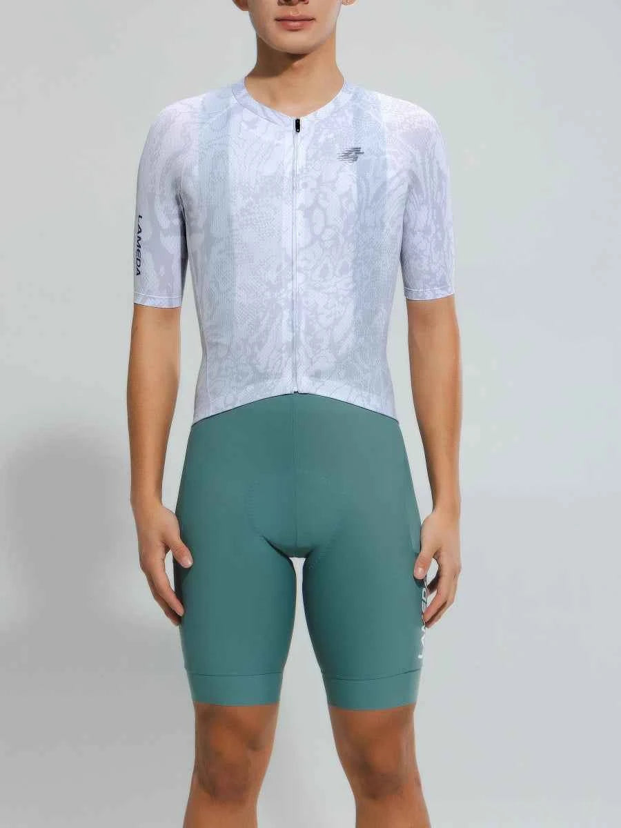 herrers basic cykeltröja 2025ssxx590ss vit orm med snabbtorkande tyg och halkfri midjeband kombinerad med blågröna shorts
