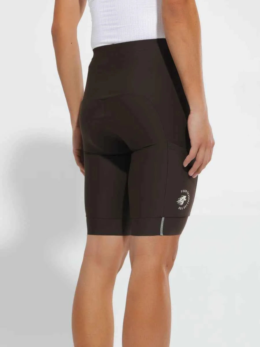 Herrers basic cykelshorts z595 i svart har en strömlinjeformad formpassande design med diskret vit märkning och fuktavledande tyg