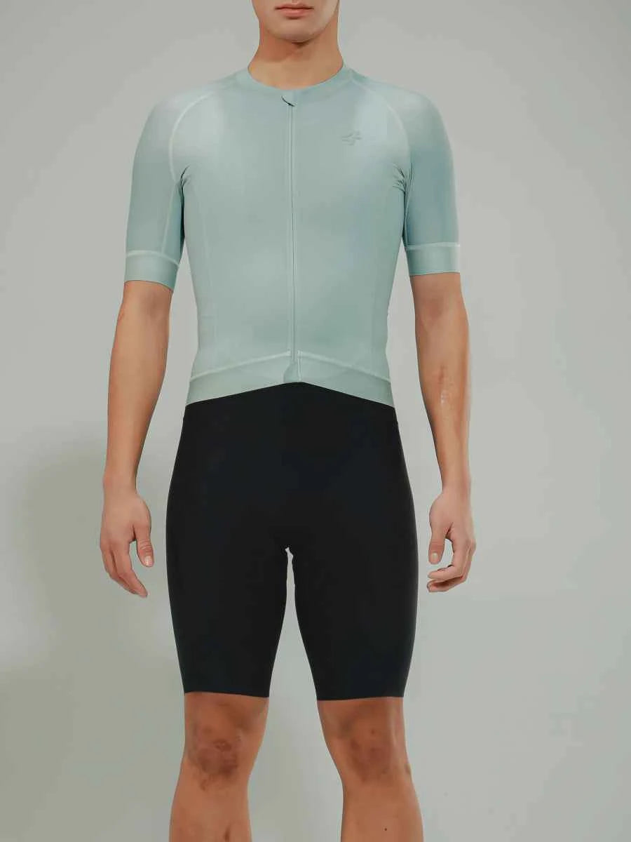 Herrars elit ljusblå kortärmad cykeltröja med YKK nätzipp och reflekterande trådar för ökad synlighet gråa cykelshorts