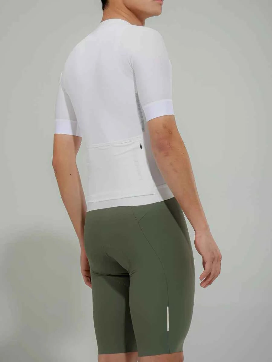 Vit LAMEDA herrars elit kortärmad cykeltröja med bakficka och reflekterande trådar kombinerad med olivgröna cykelshorts