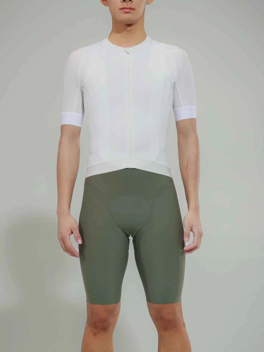 Herrers LAMEDA elite vit kortärmad cykeltröja med reflekterande trådar och förbättrat YKK nätblixtlås parat med olivgröna cykelshorts