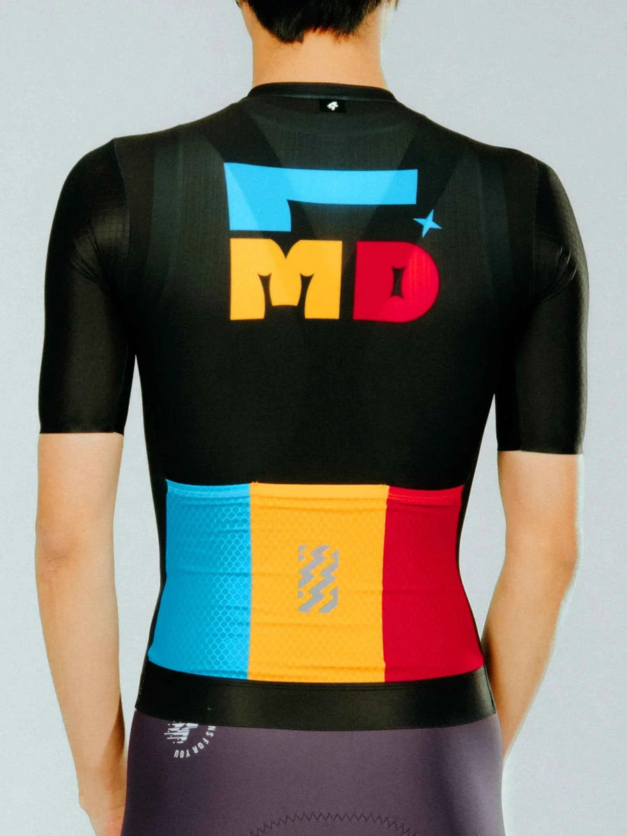 Bakifrån av svart mirage unisex cykeltröja med framträdande blå, gul och röd geometrisk logotyp för LAMEDA mirage unisex