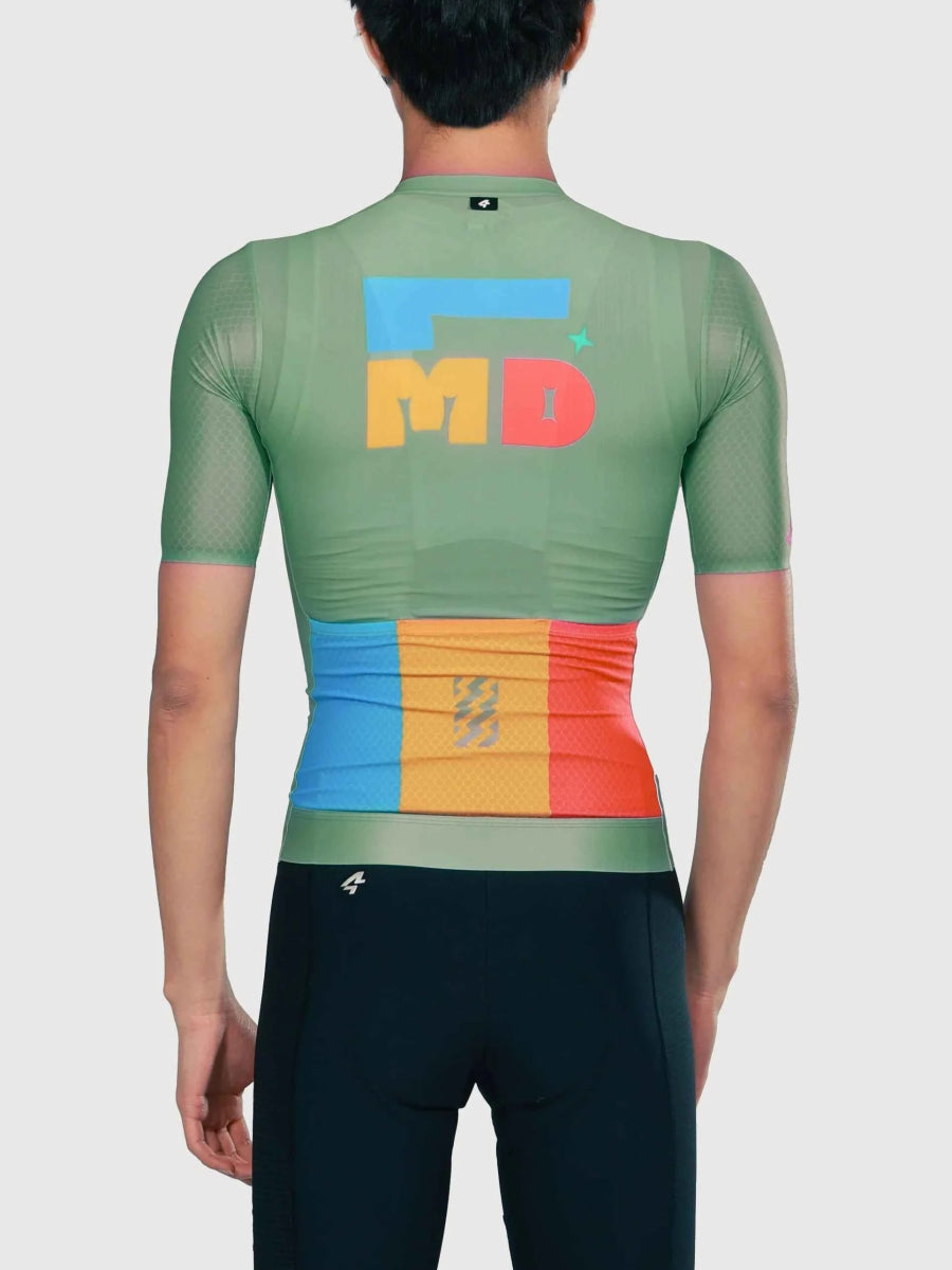 Baksidan av en färgstark halvgenomskinlig grön LAMEDA mirage unisex cykeltröja med djärva blå och orange geometriska mönster