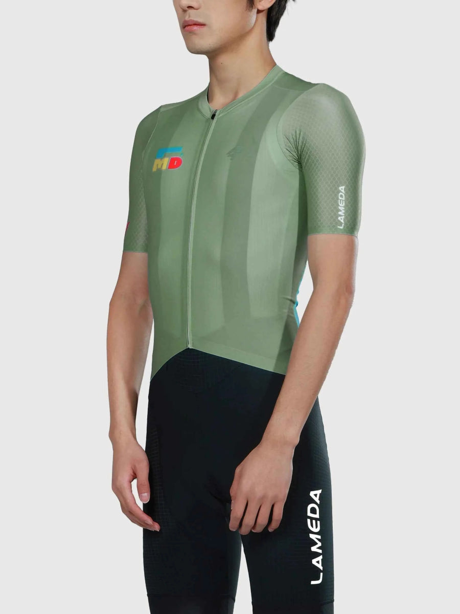 Stilren olivgrön LAMEDA Mirage unisex cykeltröja med hel dragkedja och korta ärmar av andningsbart nät kombinerad med svarta shorts