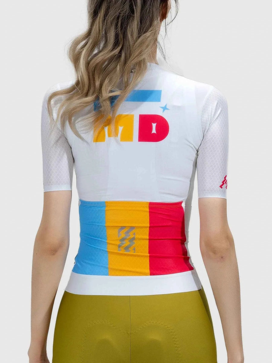 Baksida av vit mirage unisex cykeltröja med framträdande gult och rött md-logotyp samt blå och orange ränder på nedre delen av bålen