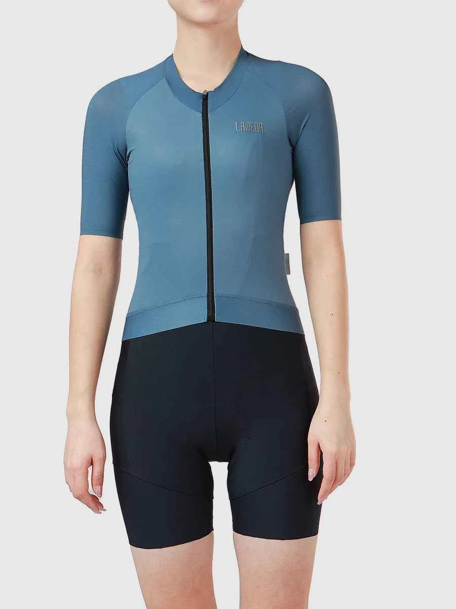 Neon damcykeltröja i neonblå med strömlinjeformad kortärmad design, svart dragkedja och matchande svarta cykelshorts