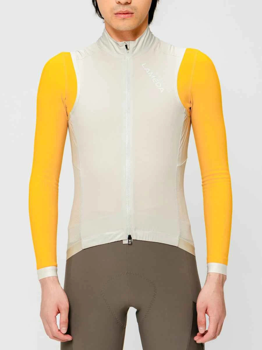 Pulse herr cykelvindväst i elfenben och livfull gul med genomskinliga paneler av LAMEDA