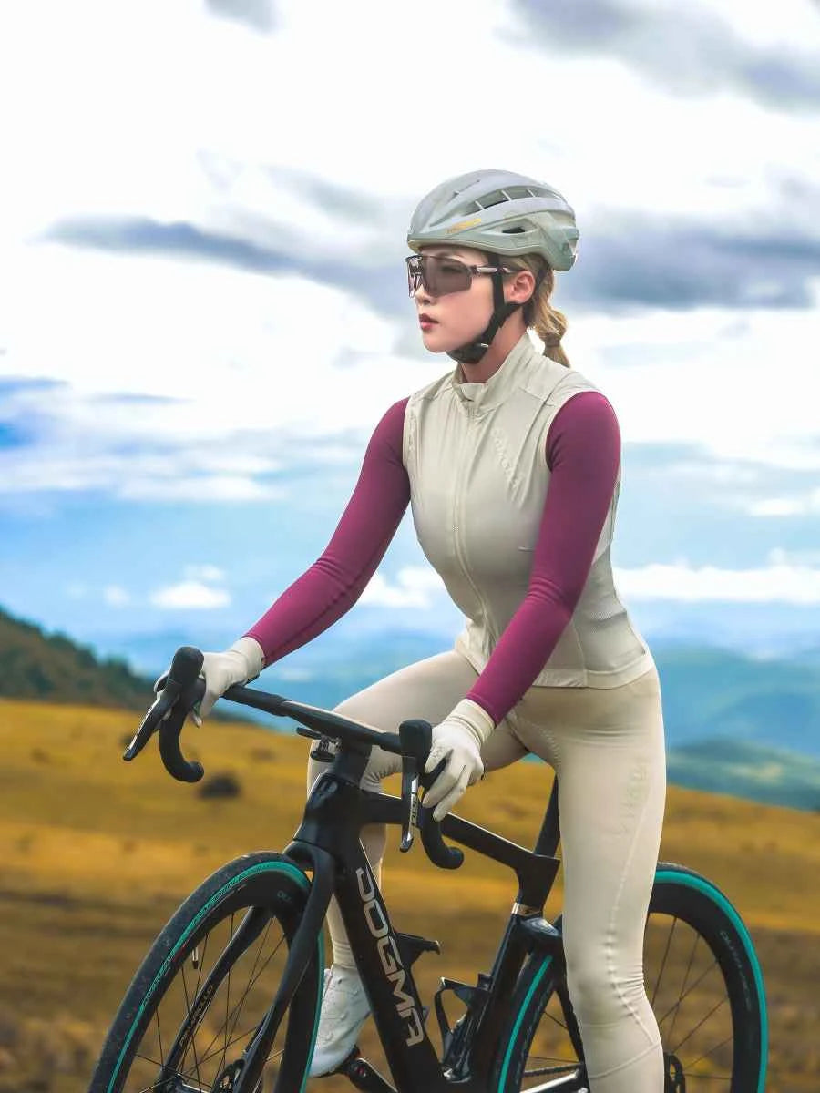 Svart och teal jogma vägcykel kombinerad med elfenbensvit Pulse damväst med LAMEDA cykelvindjackdesign
