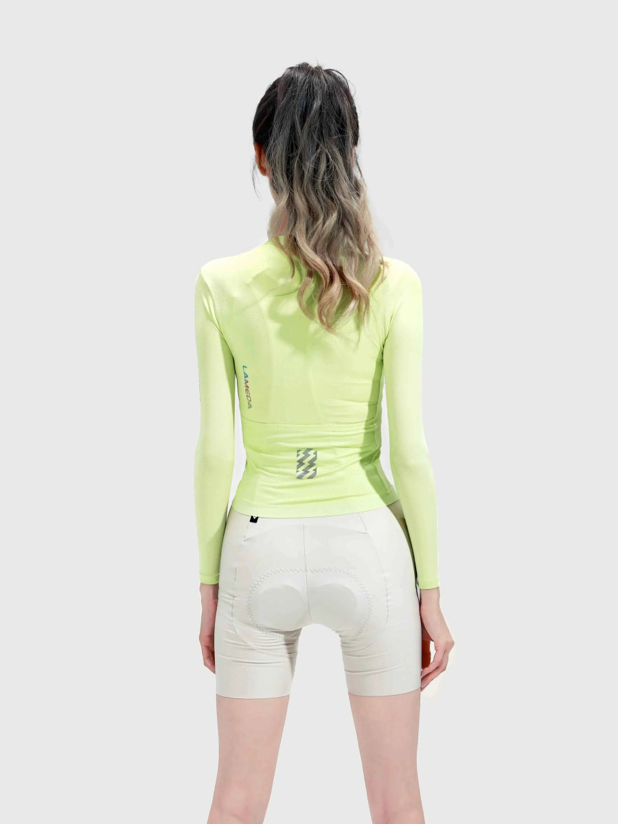 Achteraanzicht van LAMEDA quill dames wielershirt met lange mouwen in perengeel met antislipzoom en reflecterend logo