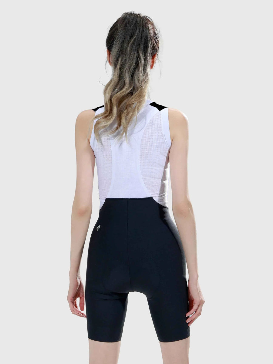 Svarta cykelhängselbyxor kombinerade med en vit ärmlös topp från Radiant Women cykelhängselbyxor kollektion