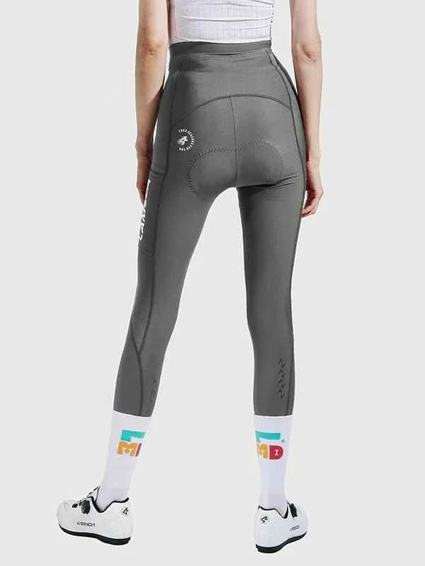 Grågröna nyutgivna dams cykeltights från LAMEDA med vadderat sadelområde och diskret sidomärkning för komfort och prestanda
