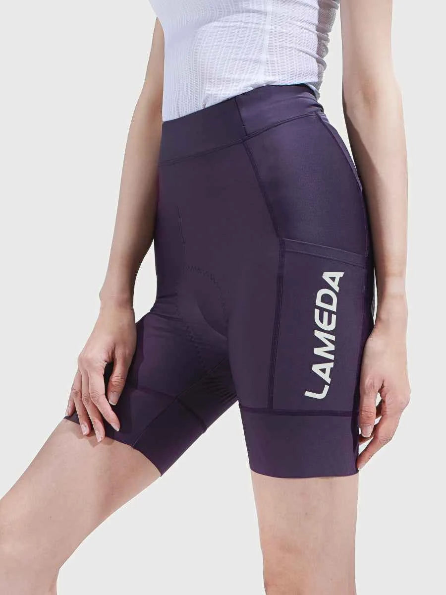 mörklila LAMEDA reverie damcykelshorts med vadderad sits magekontroll och sidoficka med varumärkesnamn