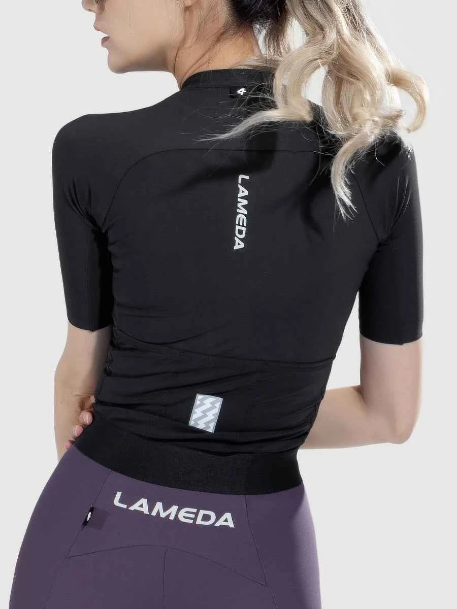 Rückseite des schwarzen Damen-Fahrradtrikots Ripple Dream mit weißem LAMEDA-Branding Azure Dream und rutschfestem Saumpatch