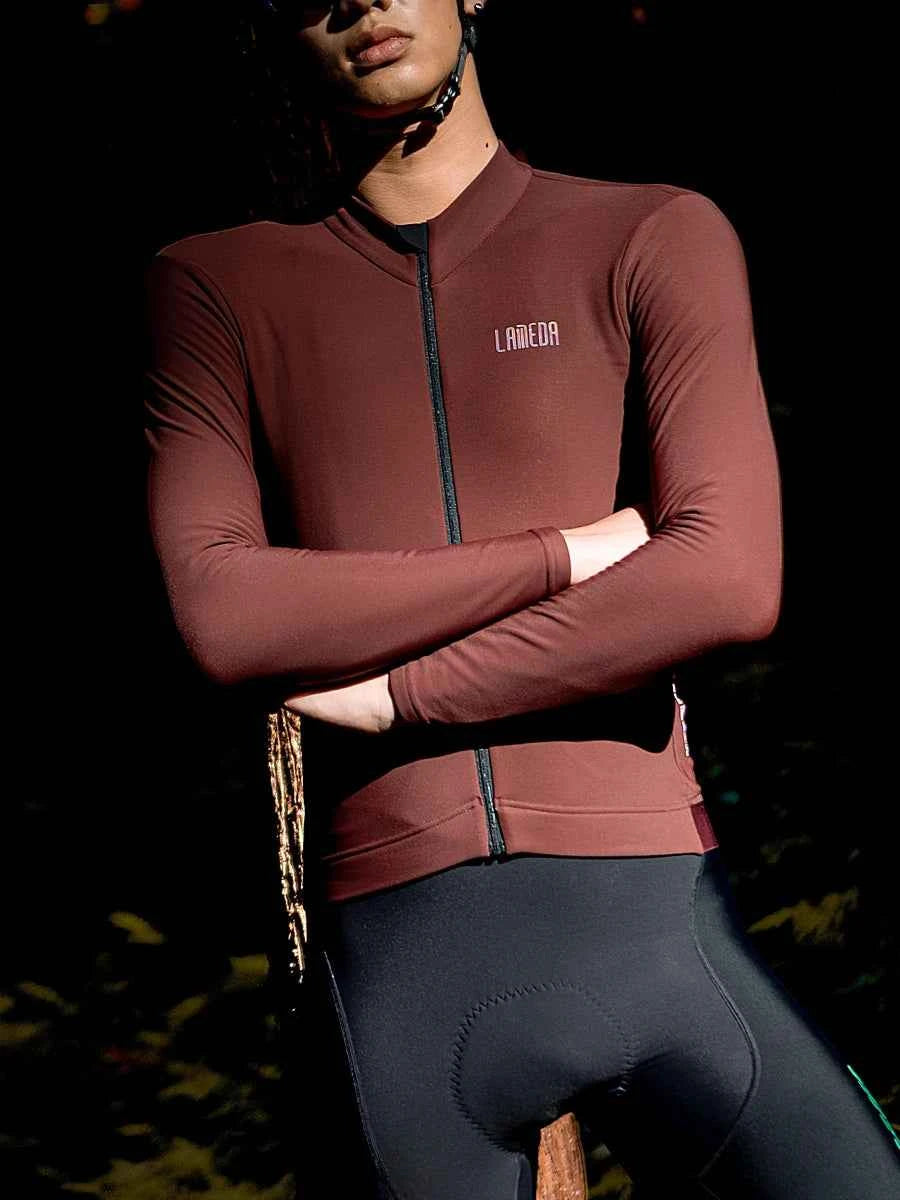 Sheen unisex fleecefodrad termisk cykeltröja i rödbrun med svart blixtlås och LAMEDA-broderi med vattentäta fickor