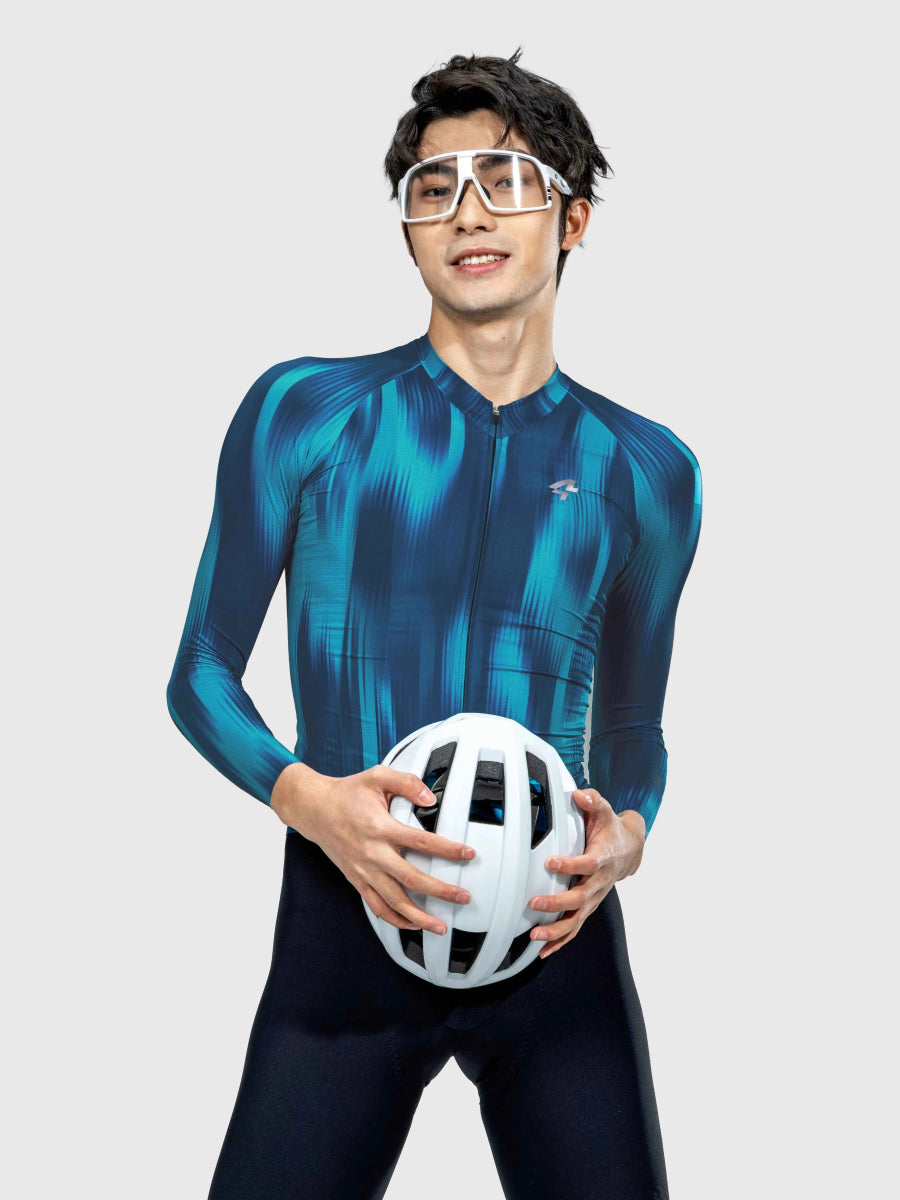 Vit cykelhjälm med svarta ventilationsspringor tillsammans med LAMEDA silhouette herr halo blå cykeltröja tillverkad av toray polyester