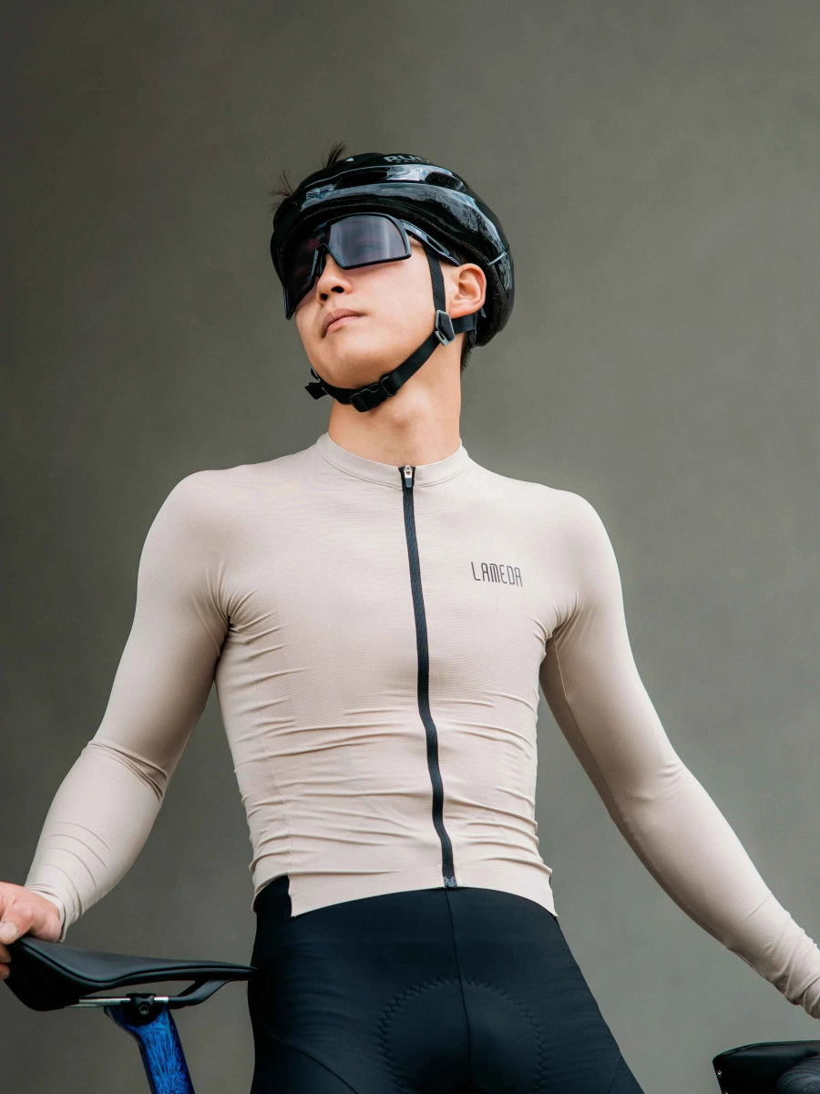 beige LAMEDA silver långärmad herrcykeltröja med svart dragkedja och logo på bröstet i khaki