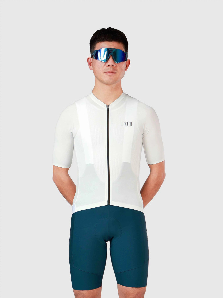 Vit kortärmad LAMEDA silver cykeltröja med svart dragkedja och geometriska paneler med lamica-logo på bröstet