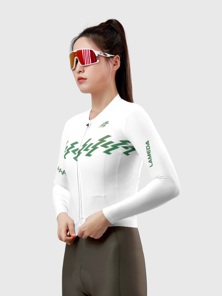 Vit långärmad cykeltröja med grönt geometriskt logo och sömlösa muddar tillverkad av snabbtorkande tyg