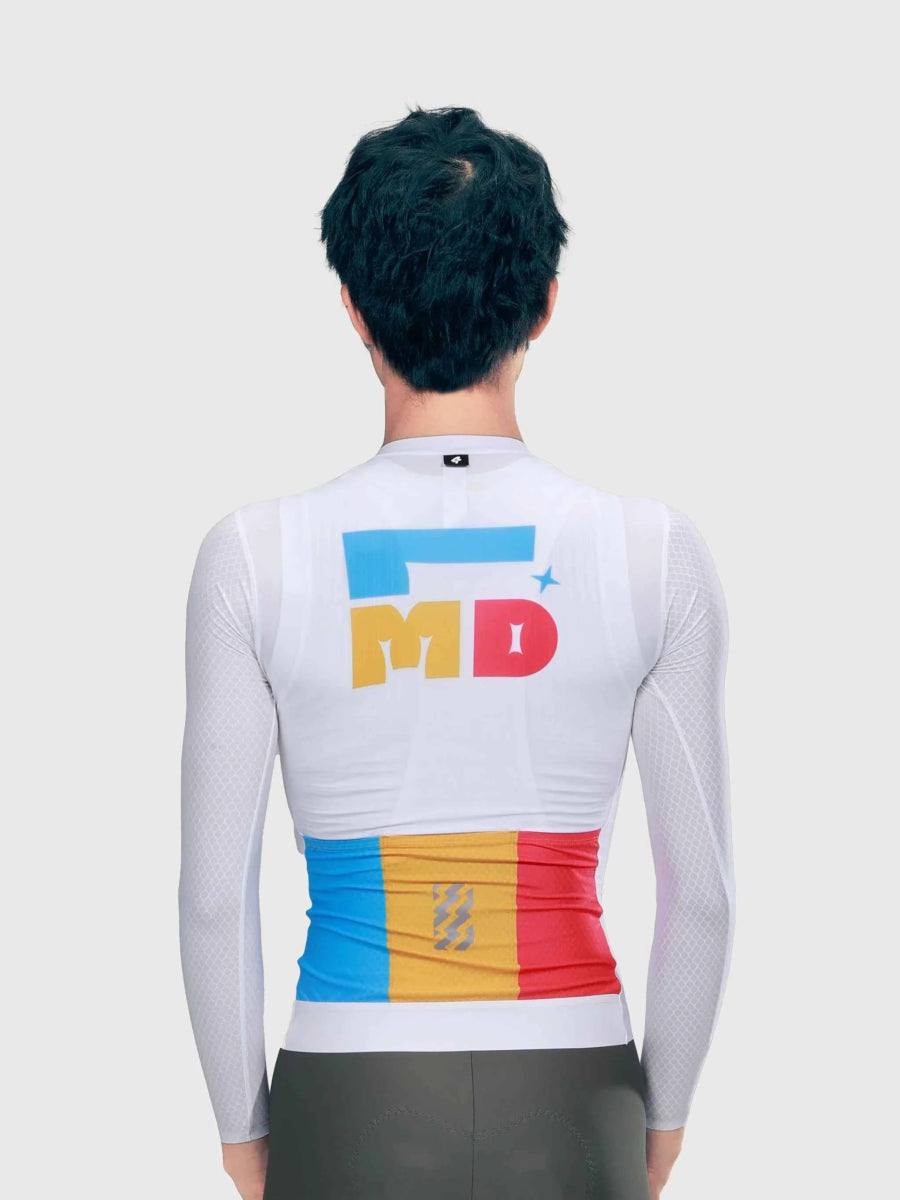 Vit långärmad LAMEDA sparkle herr cykeltröja med färgglad md-logotyp och flagg-inspirerat band på baksidan