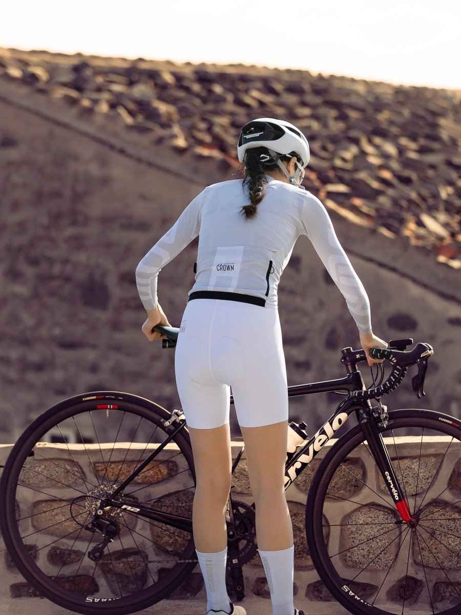 Bakvy av LAMEDA splendid splendid damcykeltröja i vit med svart kant sömlösa muddar och iriserande logotyp