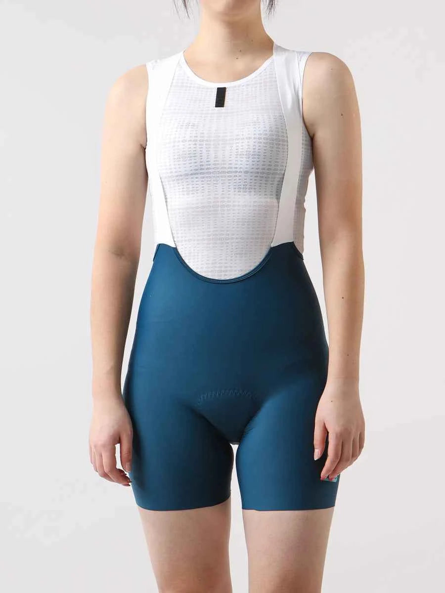 Starlight damcykelhängshorts i vitt och teal har övre panel av nät och sömlös 4-vägs stretchbar nedre del