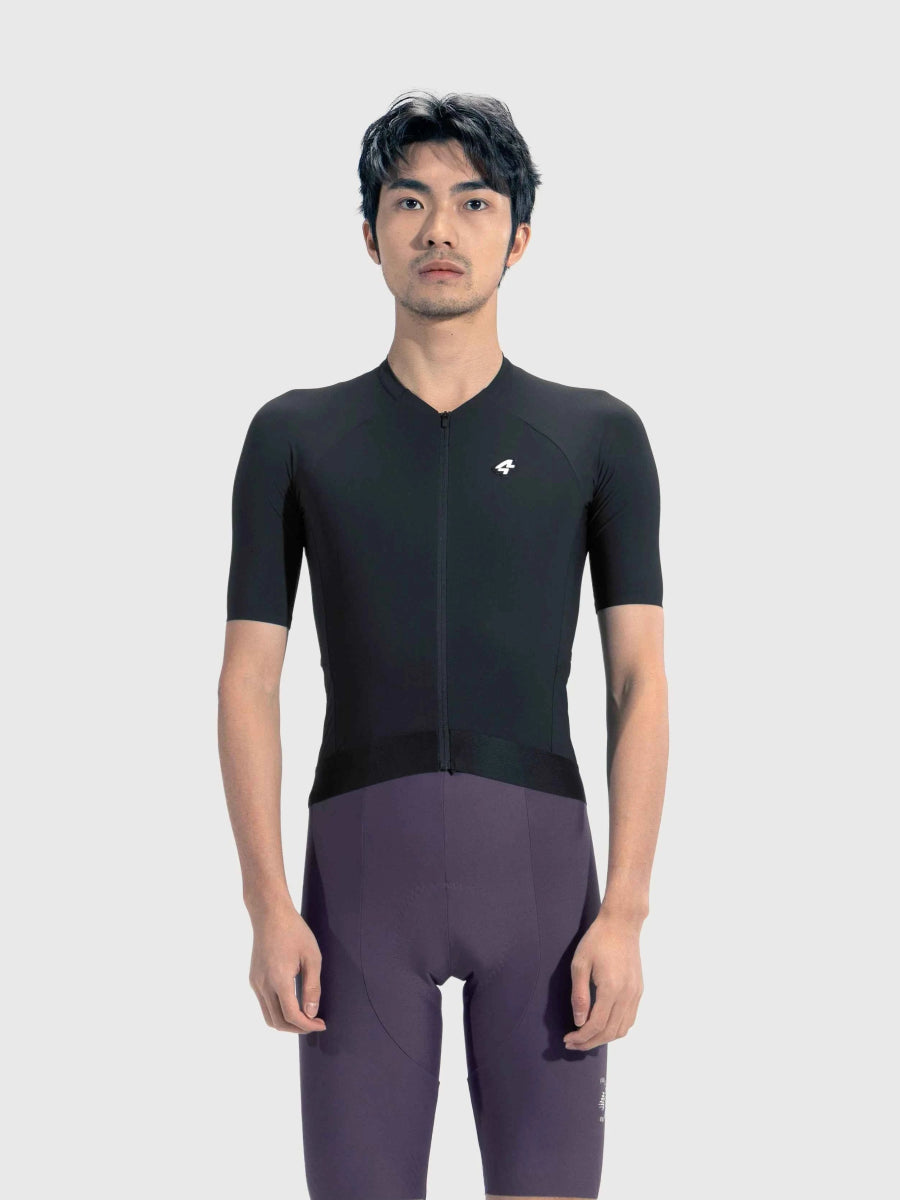 Summit Ride herr cykeltröja i svart har diskret vit logotyp och halkhämmande nederkant för säker passform