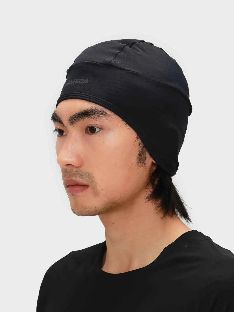 Schwarze Ameda Thermofleece-Beanie aus glattem, dehnbarem Gewebe, entwickelt für Wärme unter Fahrradhelmen