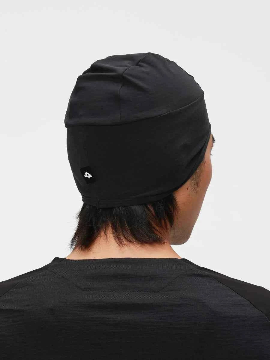 Schwarze Thermo-Fleece-Mütze mit dezentem Logo-Patch, entwickelt für Wärme unter Fahrradhelmen