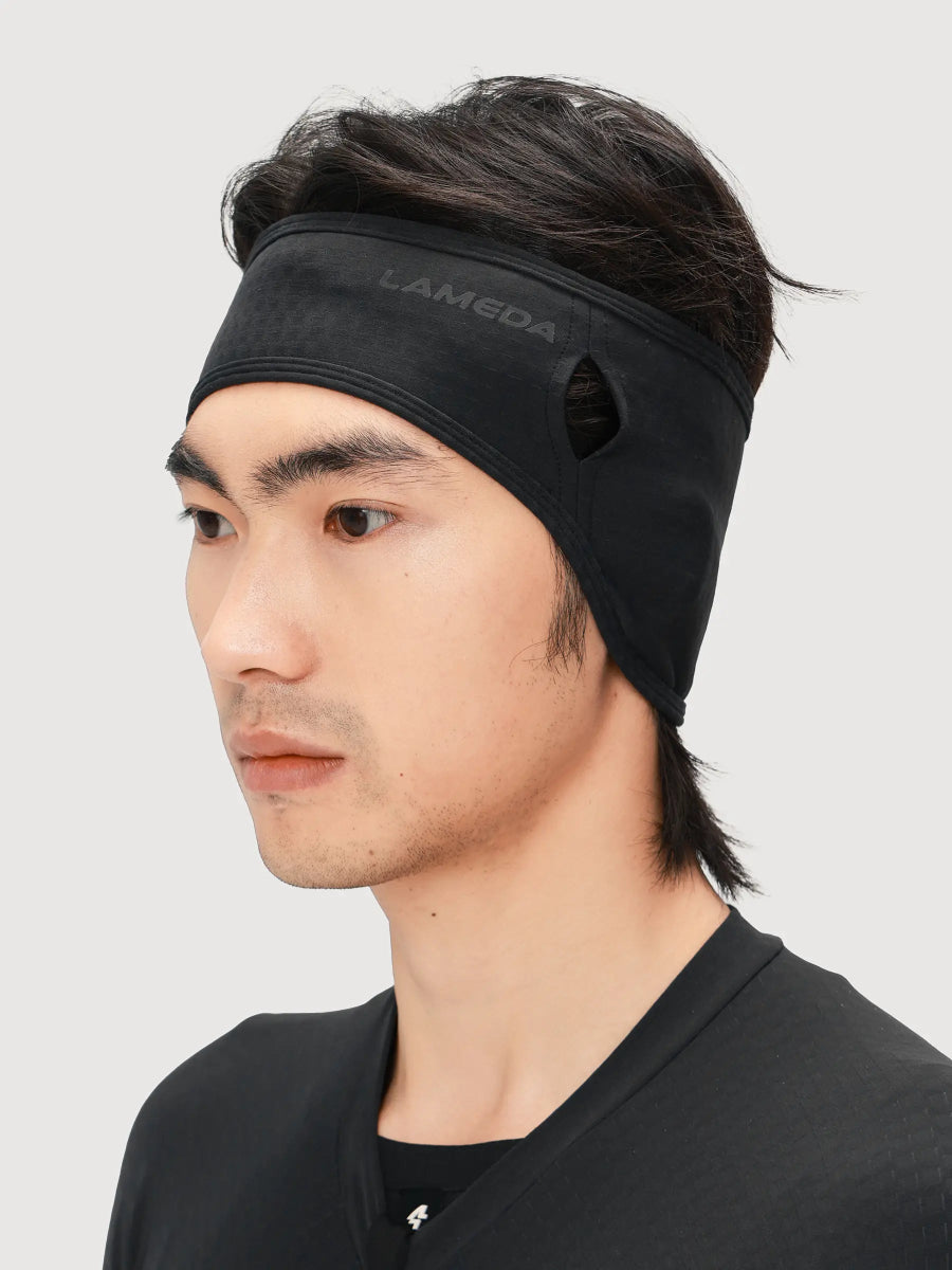 Schwarze Lameda Thermo-Ohrenschützer aus atmungsaktivem Stoff, brillentaugliches Design, schlankes dehnbares Stirnband, dezentes Logo an der Vorderseite