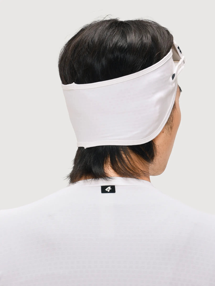 Weiße thermische Ohrabdeckung mit weißem Visier, schlankes minimalistisches Kunststoffdesign sowie sonnenbrillentaugliches atmungsaktives Gewebe