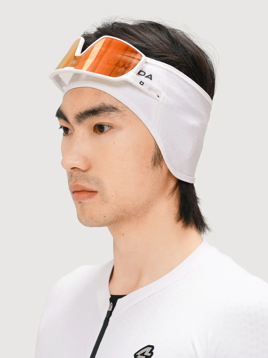 Thermo-Ohrenschützer in Weiß mit atmungsaktivem Gewebe, sonnenbrillenfreundlichem Design und integrierter orangefarben getönter Fahrradbrille