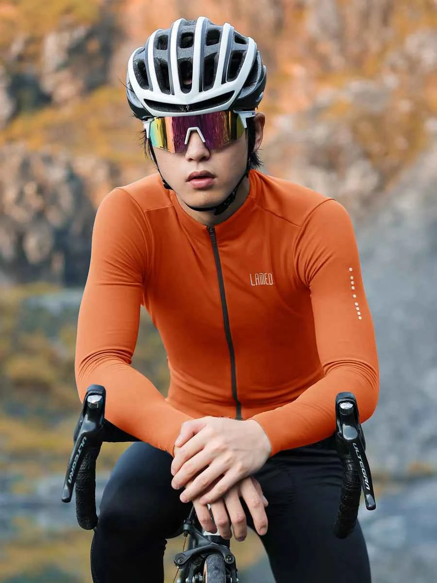 Apelsinfärgad LAMEDA trascend fleecefodrad termisk herrcyklingströja med svart dragkedja och märkeslogotyp för cykling i kallt väder