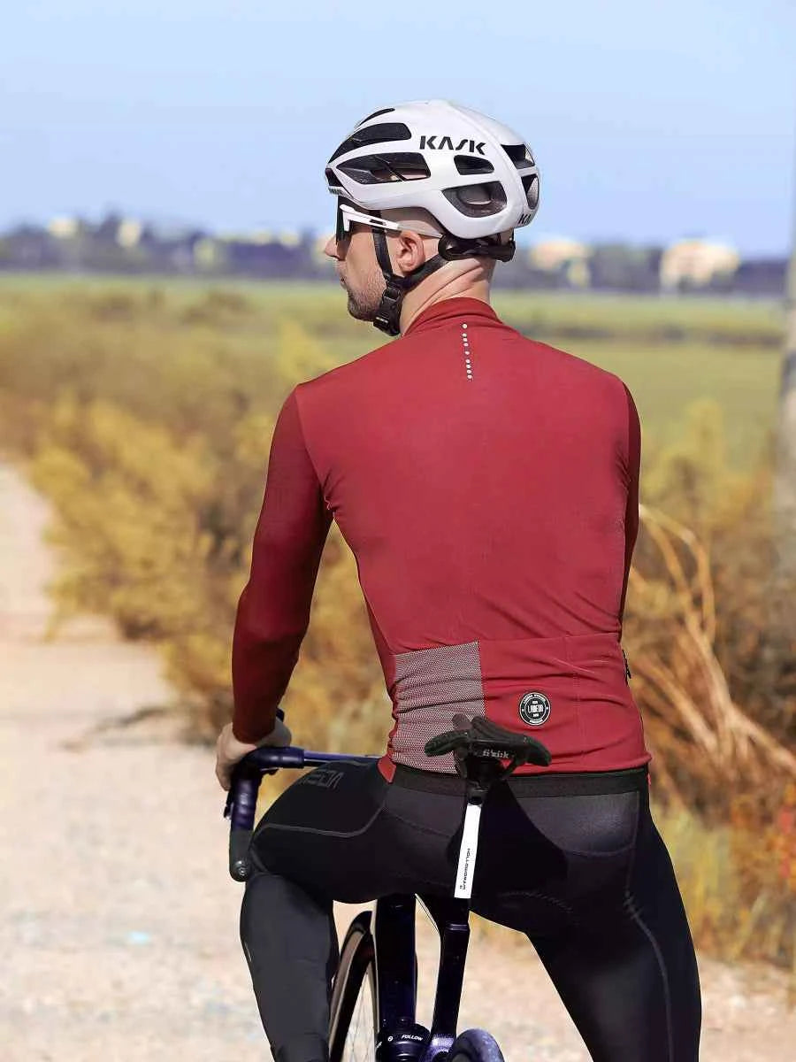Vit kask cykelhjälm med svarta detaljer och ventilationsöppningar kombinerad med LAMEDA trascend herr röd fleecefodrad termisk cykeltröja