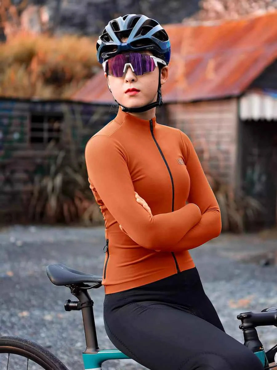 apelsinfärgad långärmad fleece termisk damcykeltröja med svart blixtlås och diskret logotyp LAMEDA trascend