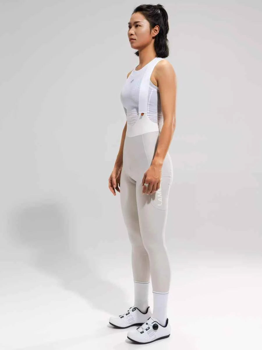 Vit idrottsbody med inbyggda hängslen och sömlösa leggings i elite bib tights exklusivt designad för dagslång cykelkomfort