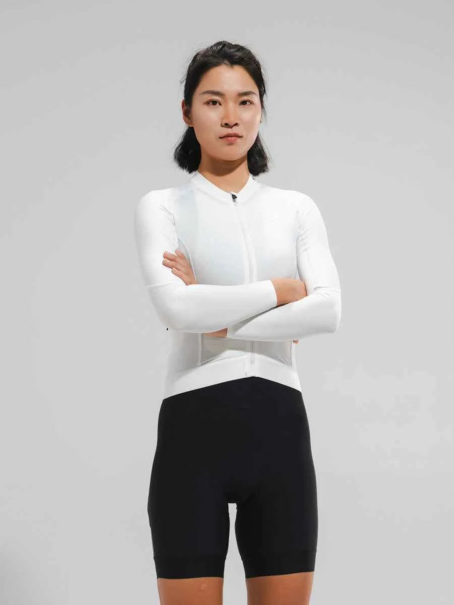 Vit och svart LAMEDA elitcykeltröja för damer med YKK nätblixtlås och reflekterande trådar som förbättrar synlighet parat med svarta shorts