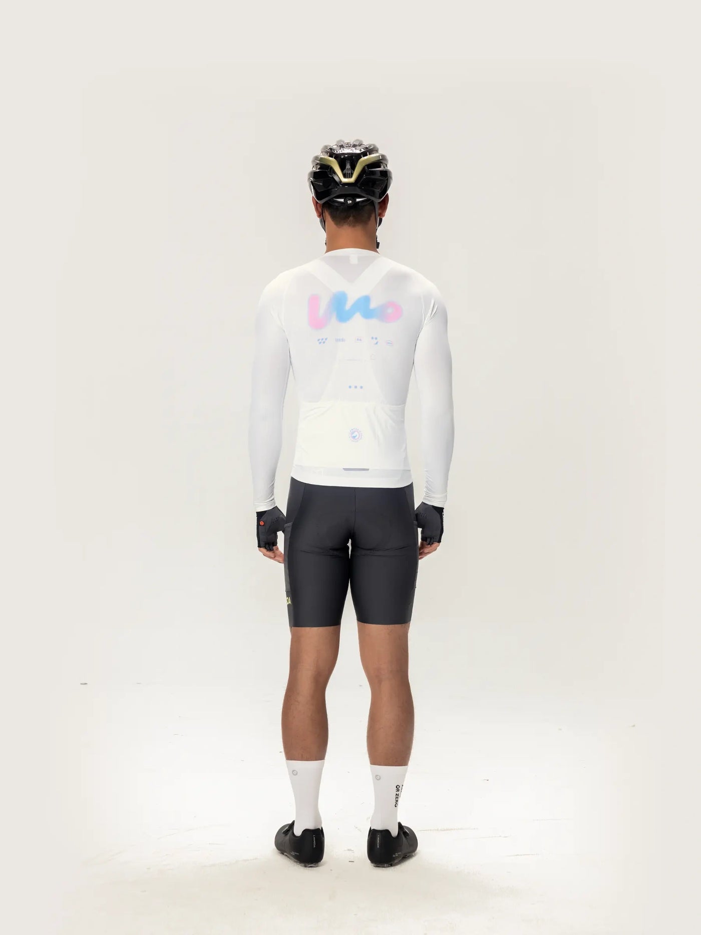 Bakvy av LAMEDA vit långärmad damcykeltröja med pastellrosa och blå logo