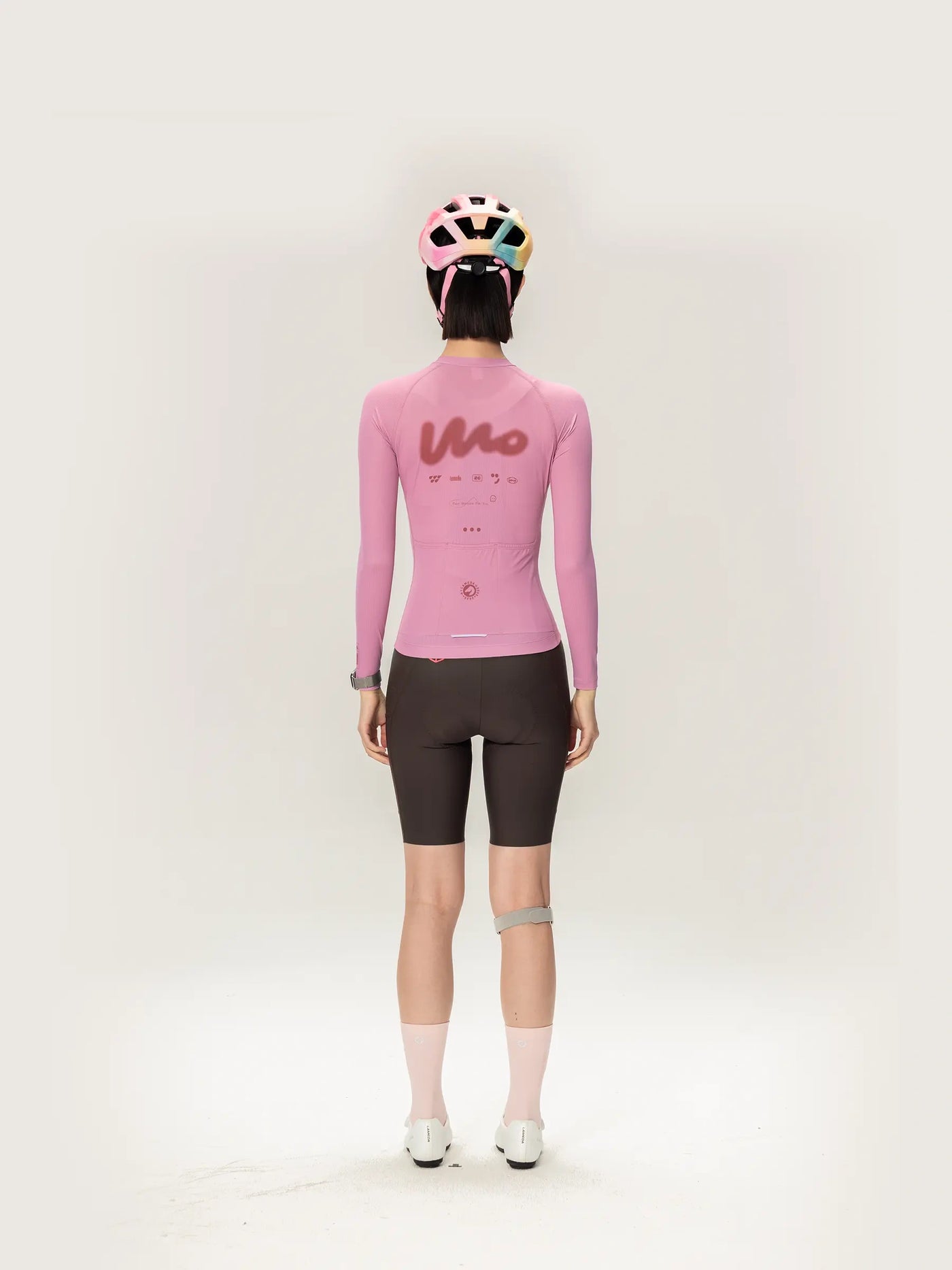 Baksida av rosa LAMEDA långärmad damcykeltröja med stiliserad logotyp perfekt för utomhuscykling